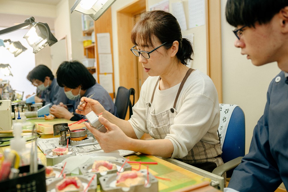 歯科技工士の作業シーン