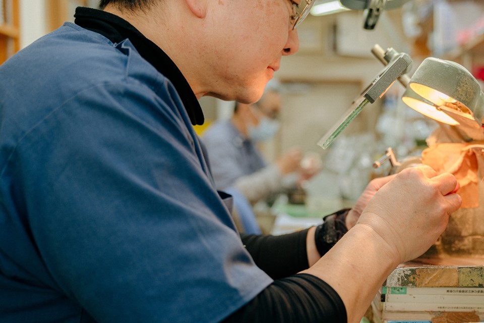 作業する歯科技工士