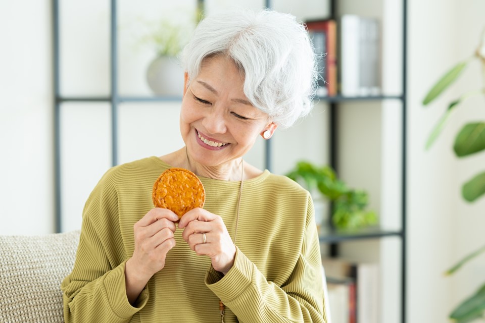 固いものを食べるシニア